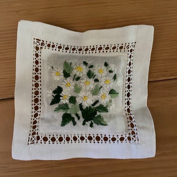 Lovely lavender handkerchief sachet w/ embroidery and daisy detail, ~4.5”X 4.5” - Picture 3 of 7
